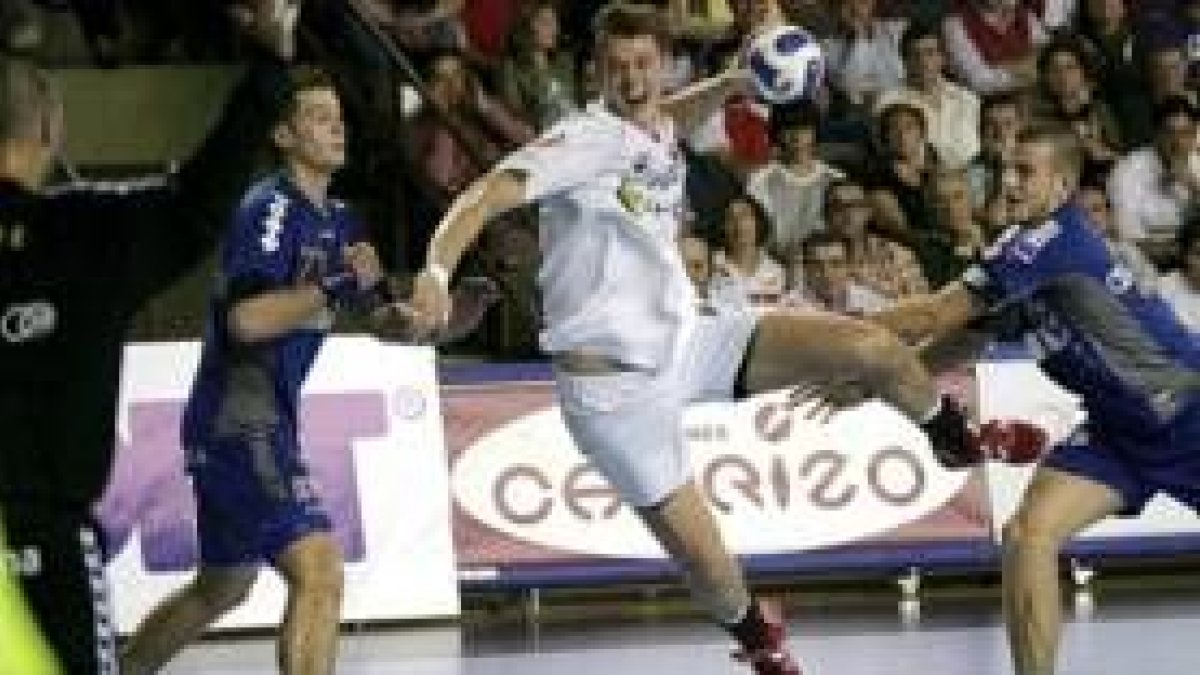 Balasz Laluska lanza a portería en el encuentro del pasado miércoles con el Zagreb