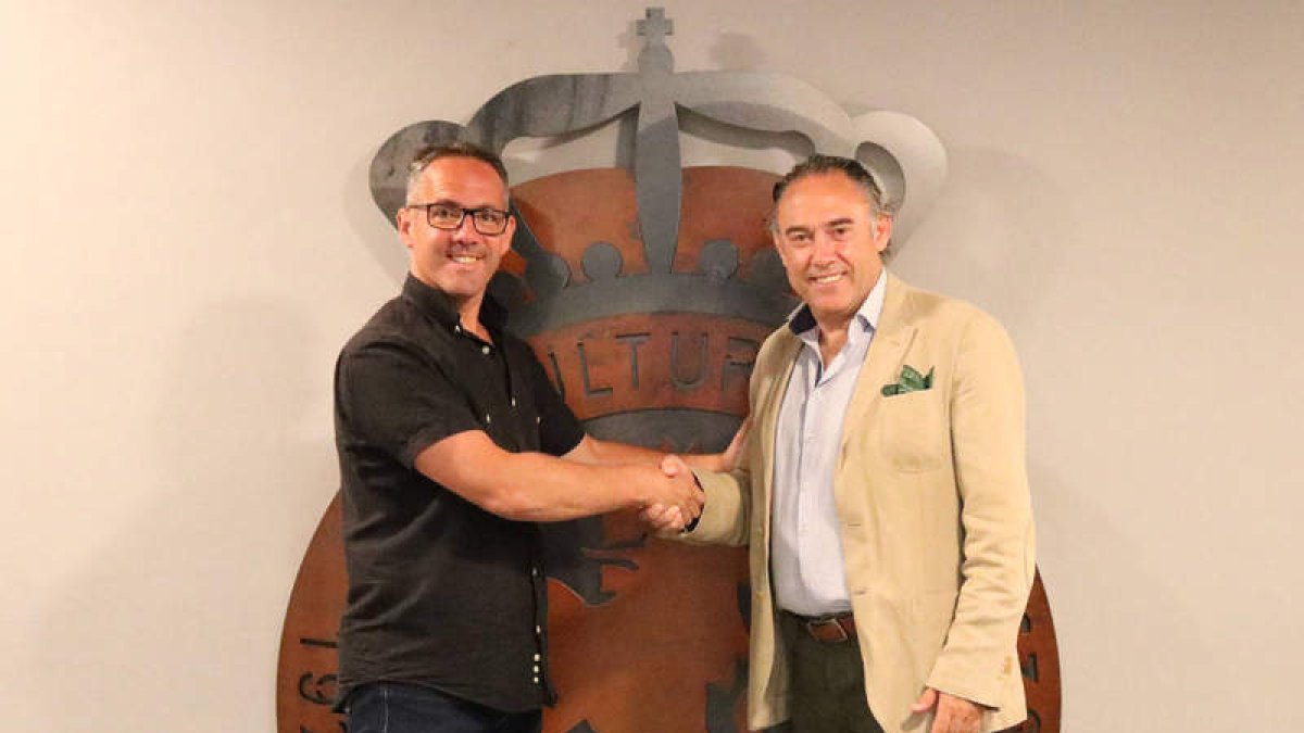 Gorka Etxeberría, director de Foot Talent, y Felipe Llamazares sellaron el acuerdo. CYDL