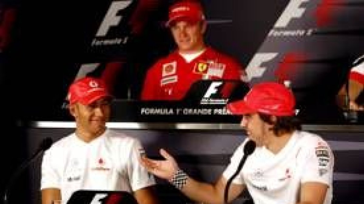 Alonso saluda a dos mecánicos de Renault en el circuito de Interlagos