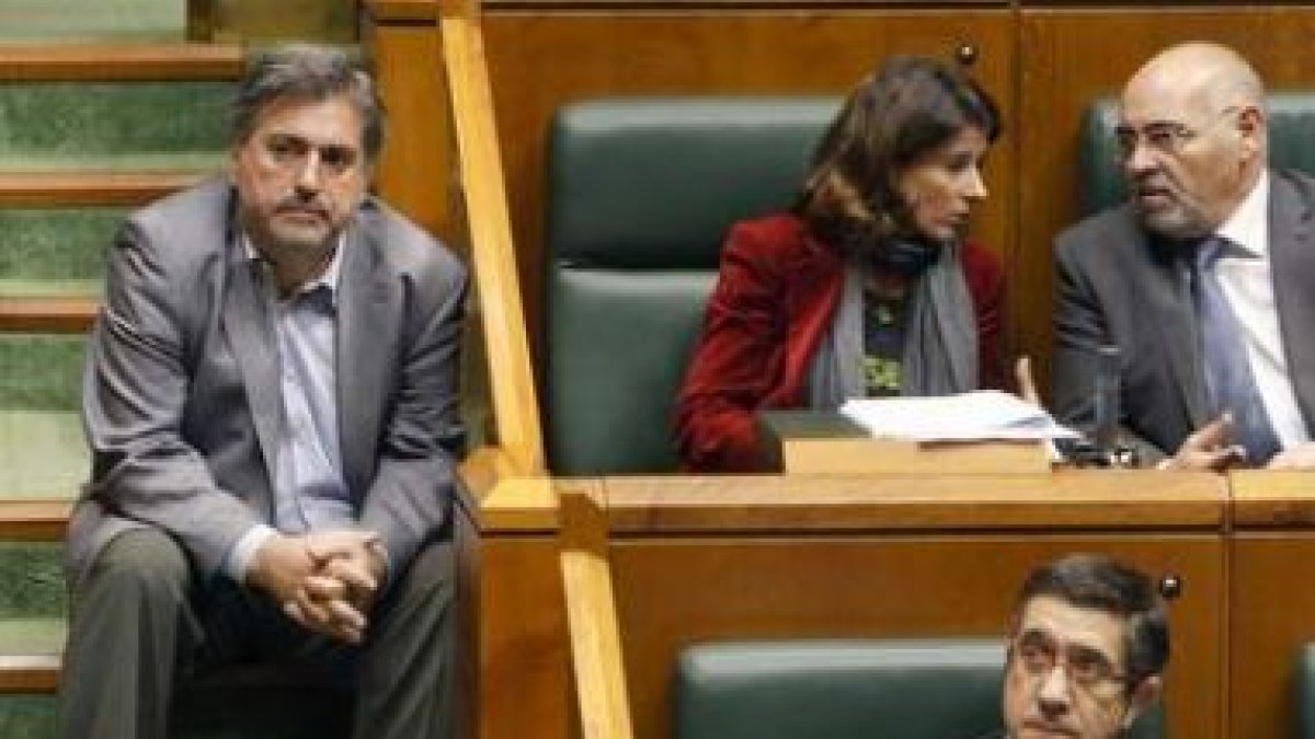 Eguiguren, Laura Garrido y José Antonio Pastor, detrás de Patxi López, en la cámara vasca.
