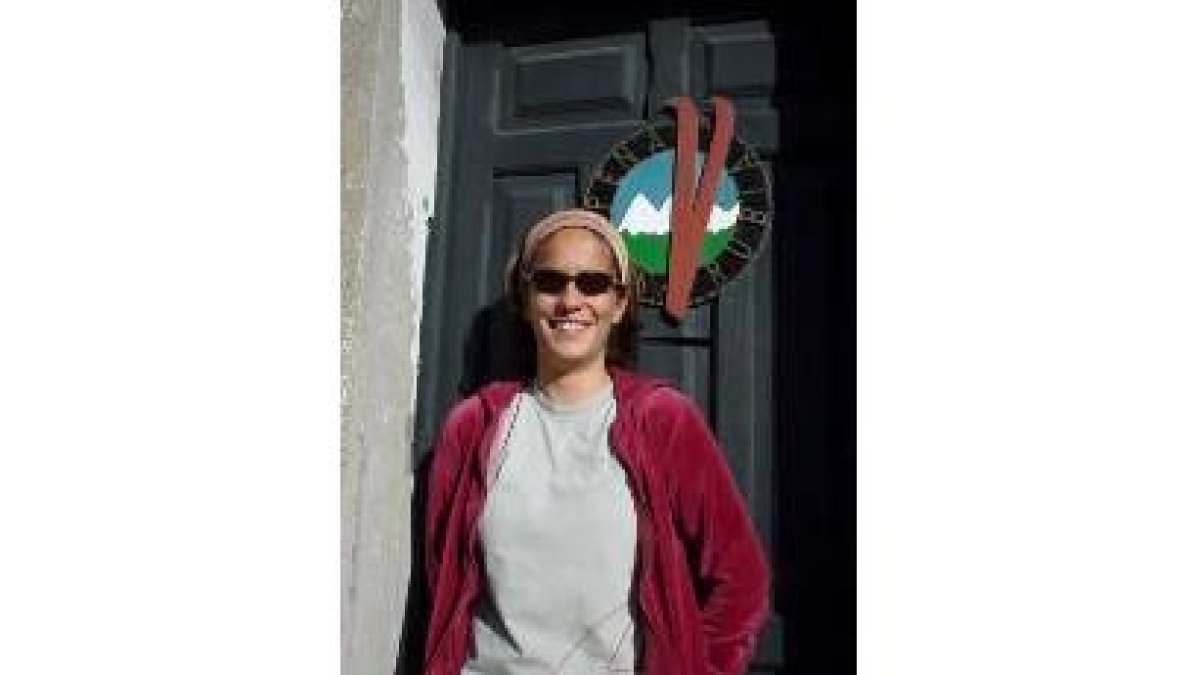 En la imagen, Elena Cancelas, monitora de esquí de Leitariegos
