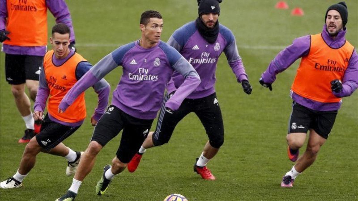 Lucas Vázquez, Ronaldo, Benzema e Isco durante el partidillo de este viernes en Valdebebas.