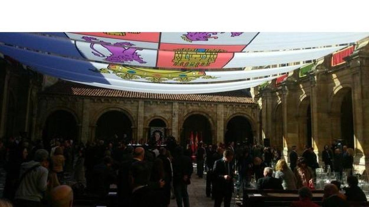 Los invitados ocupan los lugares reservados para ellos en el Claustro de San Isidoro