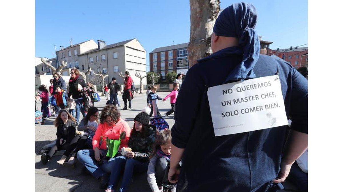 Padres y alumnos del colegio Jesús Maestro, en la protesta de la semana pasada. L. DE LA MATA