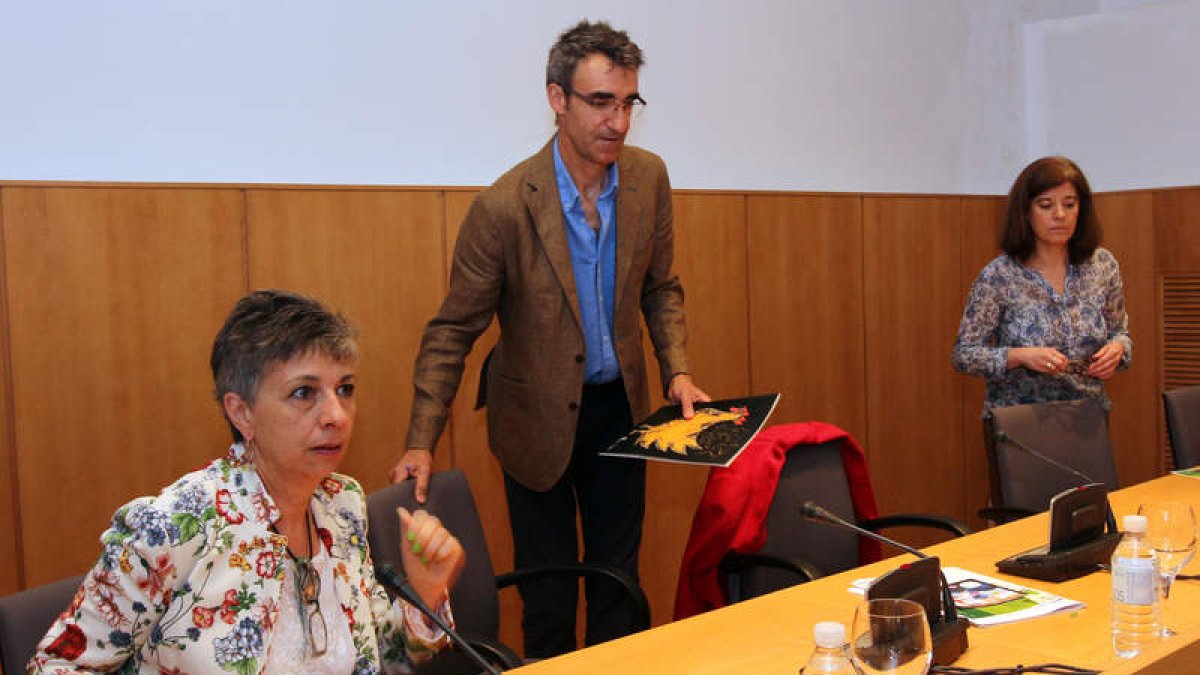 El vicerrector, con las dos directoras del curso. ANA F. BARREDO