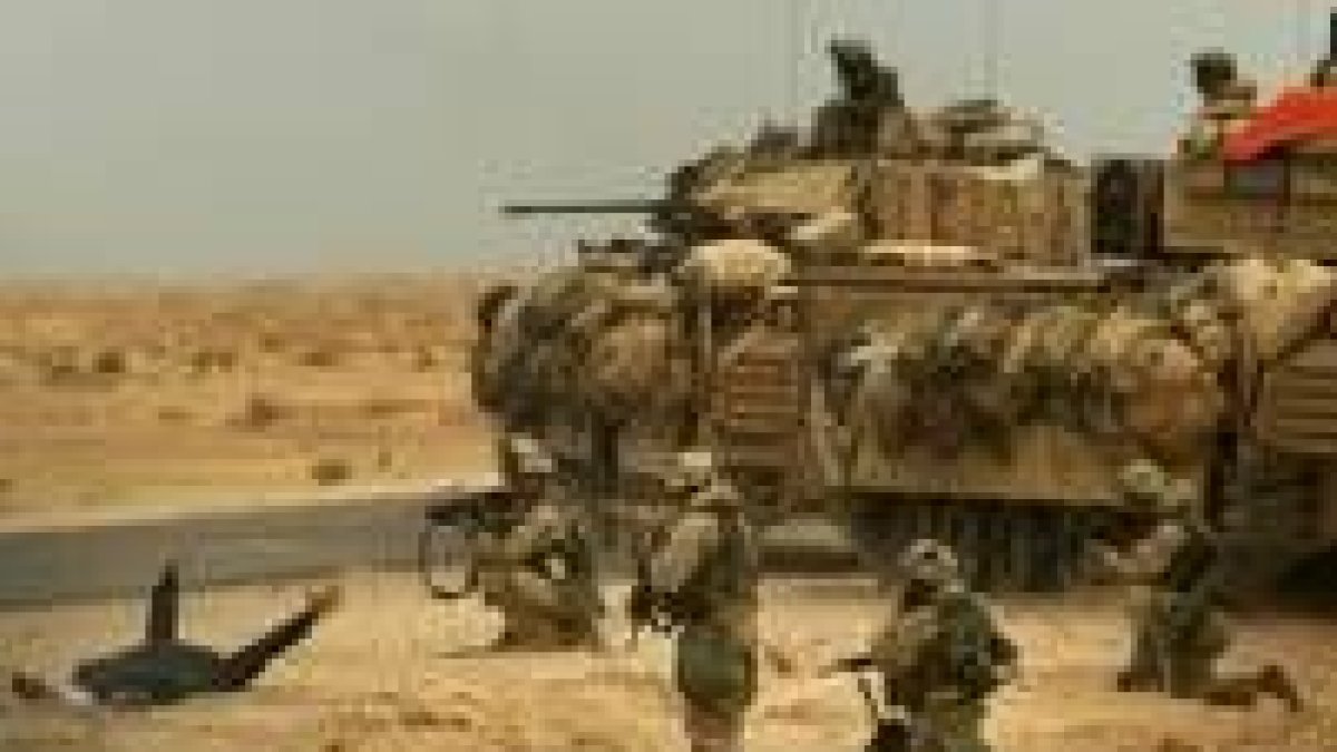 Miembros del Ejército estadounidense rodean a un hombre por llevar a cabo una actividad sospechosa