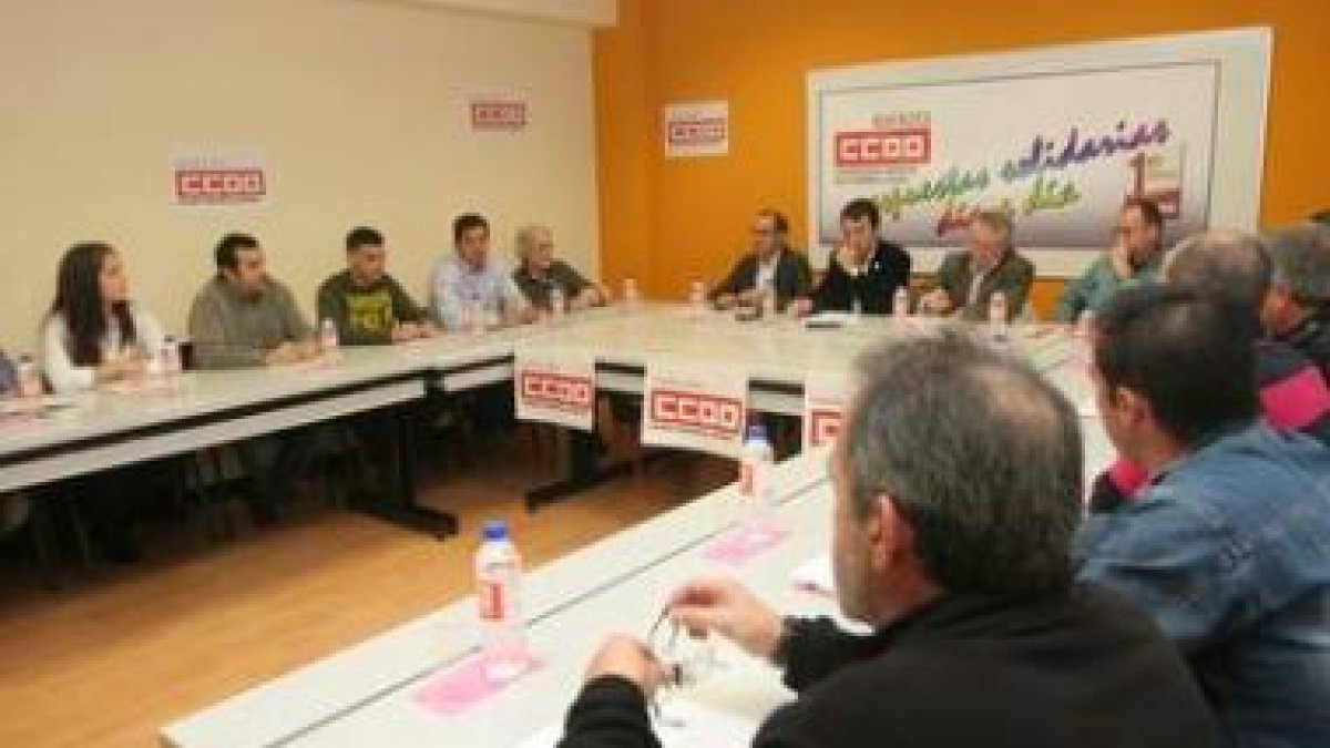 La imagen muestra a los presidentes de comités de empresa bercianos exponiendo la situación a los di
