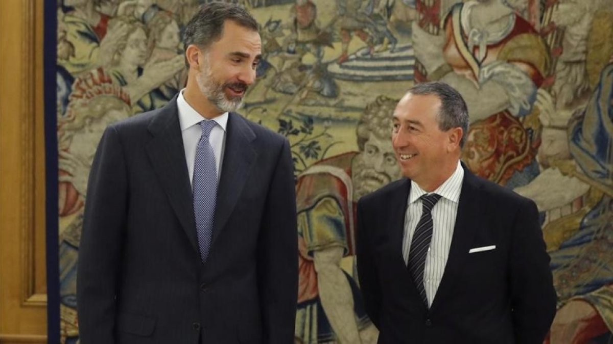 Joan Baldoví saluda al Rey durante su audiencia en el palacio de la Zarzuela.