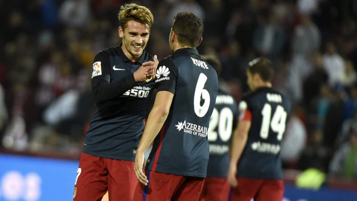 El francés Griezmann es felicitado tras su tanto.