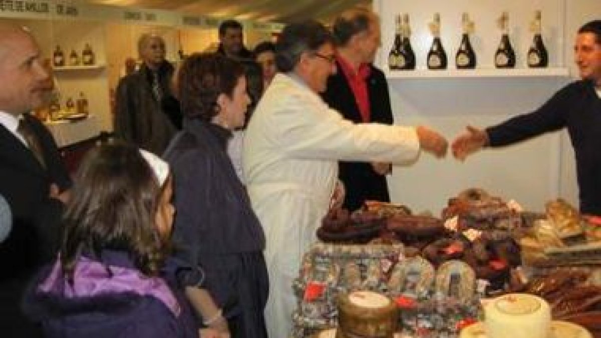 Carrera, con el alcalde y Nancy Prada, fue el encargado de inaugurar la feria agroalimentaria.