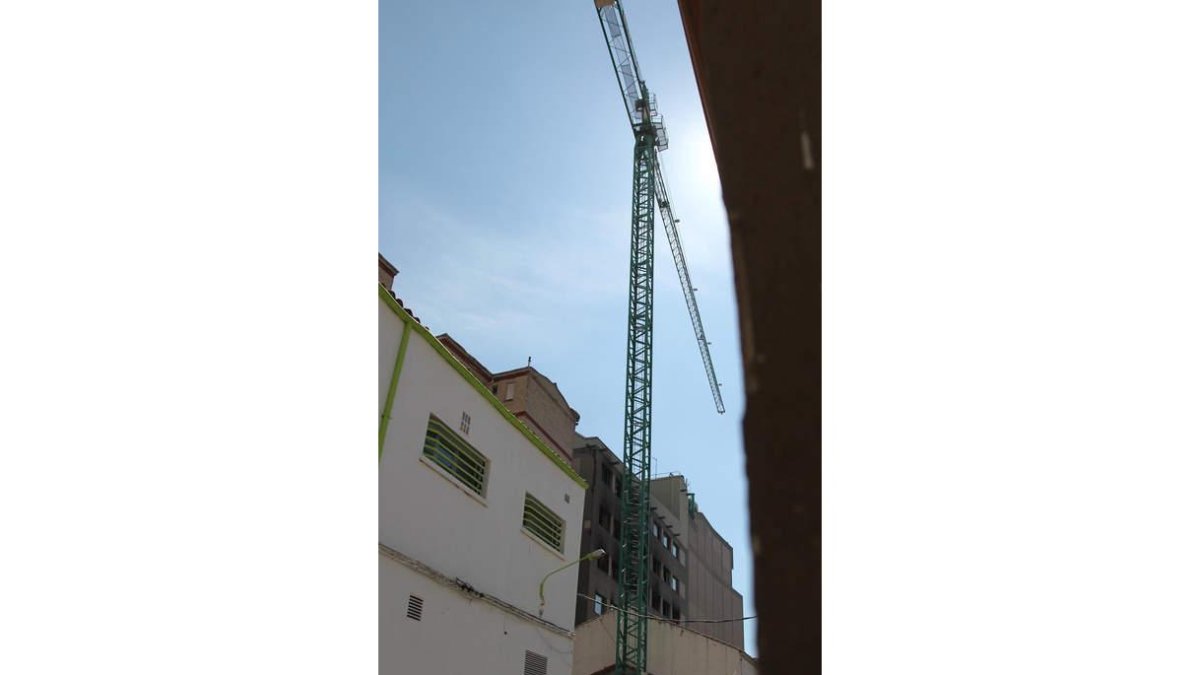 La grúa ya está instalada en el callejón de San Agustín.