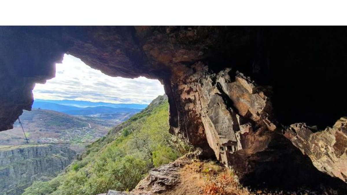 Al fondo, la localidad de Librán, perteneciente al municipio de Toreno, vista desde la ancestral cueva rupestre protegida. M.F.