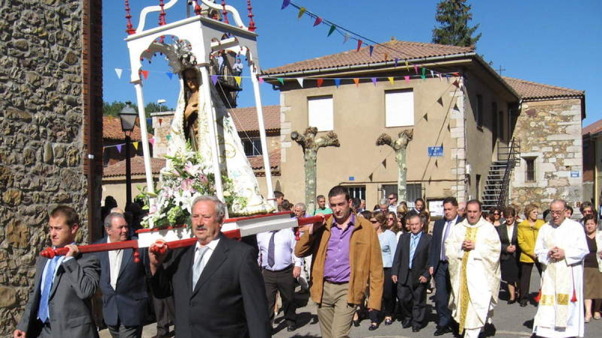 La procesión reunió a las autoridades y a los devotos.