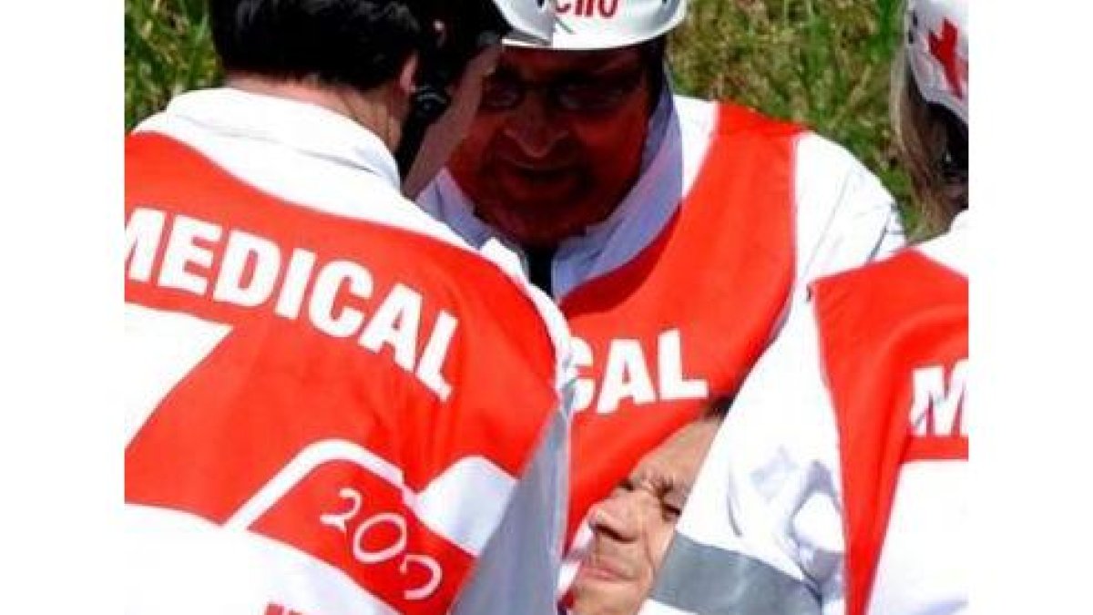 Los médicos trasladan a Rossi a un hospital.