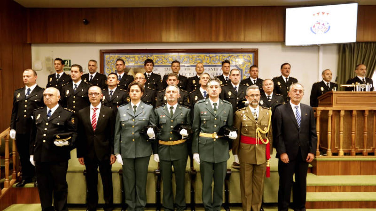 Los galardonados, en la foto de familia. MARCIANO PÉREZ
