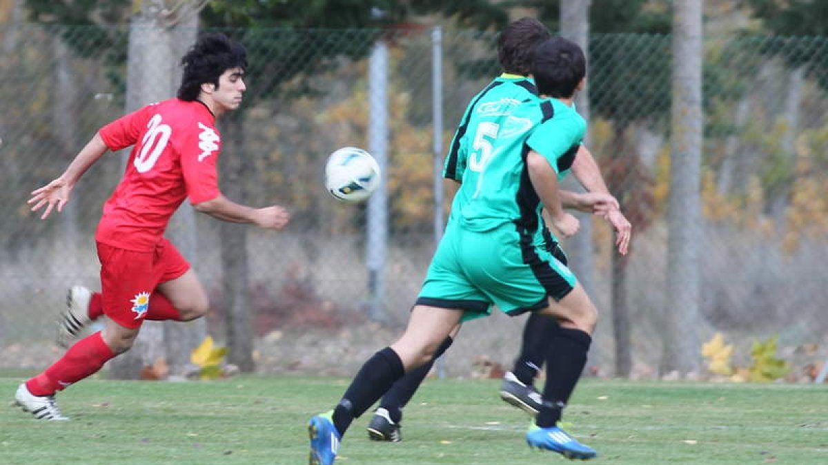 Mateo, de rojo, se convirtió en una pesadilla para la zaga local en las jugadas de estrategia.