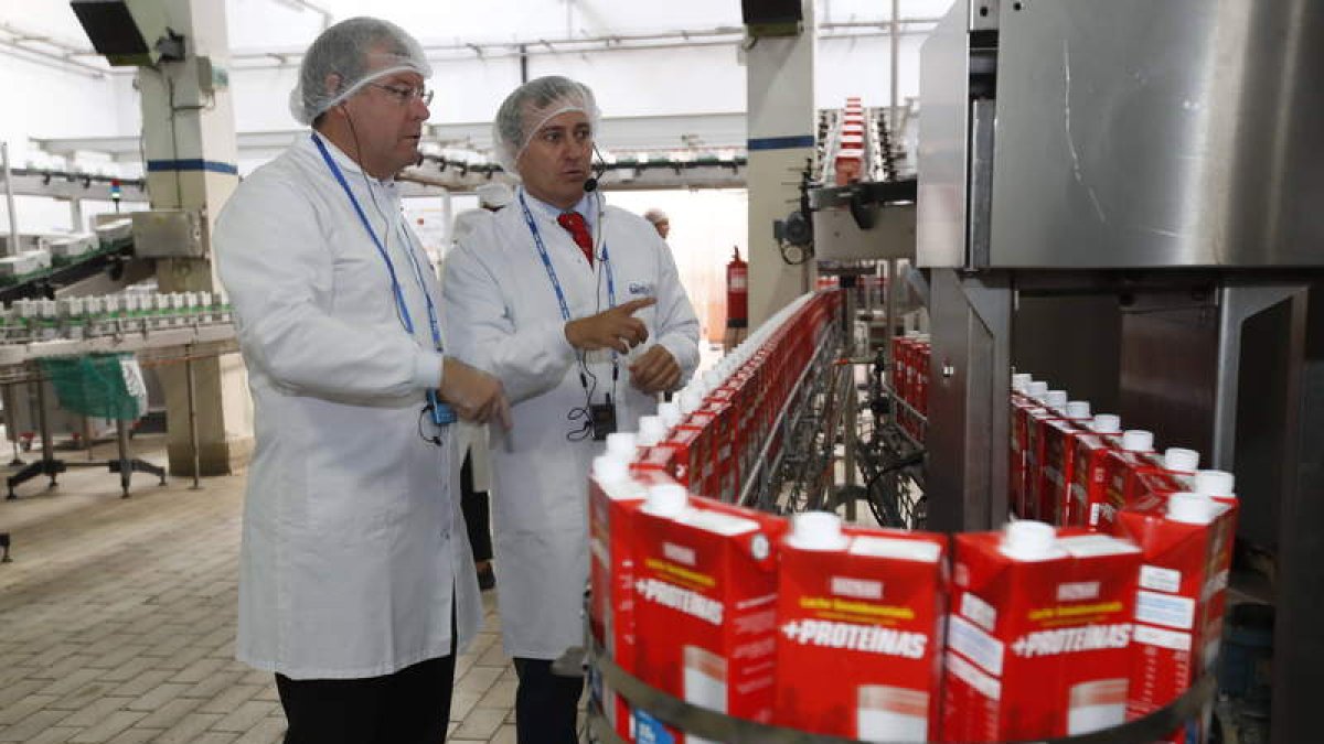 Antonio Silván visitó la factoría guiado por el director general de Lactiber, Emilio de León. RAMIRO