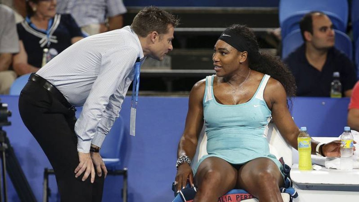 La número uno del mundo se toam la bebida tras solicitar permiso a la jueza del partido contra Flavia Pennetta en la Copa Hopman.