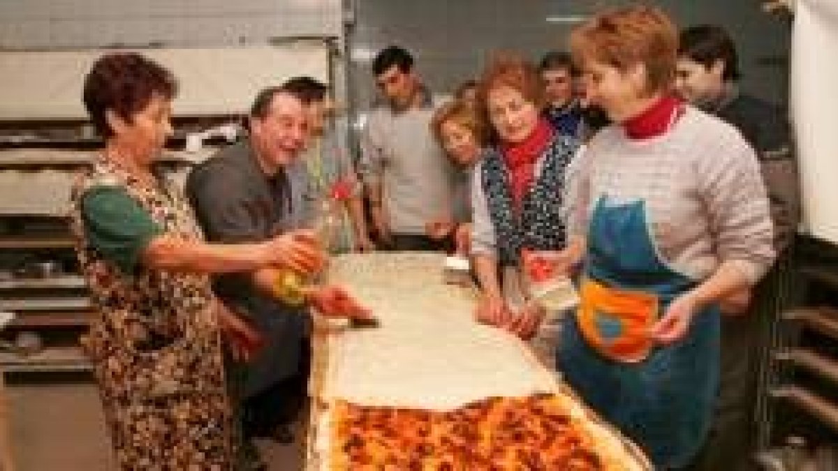 Los vecinos de Villaverde en un momento de la elaboración de las empanadas que fueron consumidas