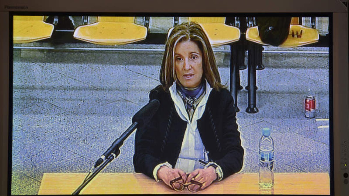 La mujer de Luis Bárcenas, la astorgana Rosalía Iglesias, durante su declaración. FERNANDO VILLAR