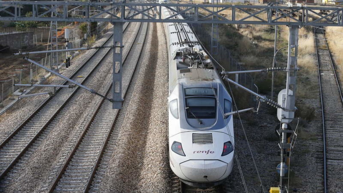 Un modelo del Alvia, que releva a uno de los trenes AVE de la conexión de León con Madrid. RAMIRO