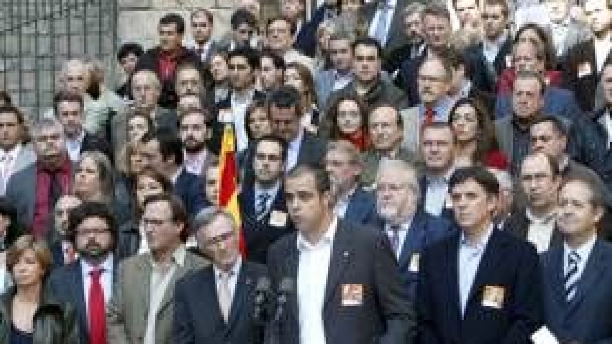 Concentración de alcaldes y concejales de CiU afectados por las obras