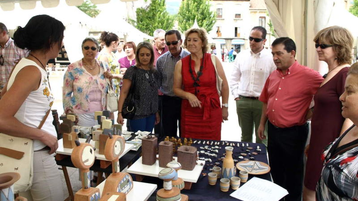 El alcalde, junto al resto de la corporación, visitó las principales carpas de la feria.