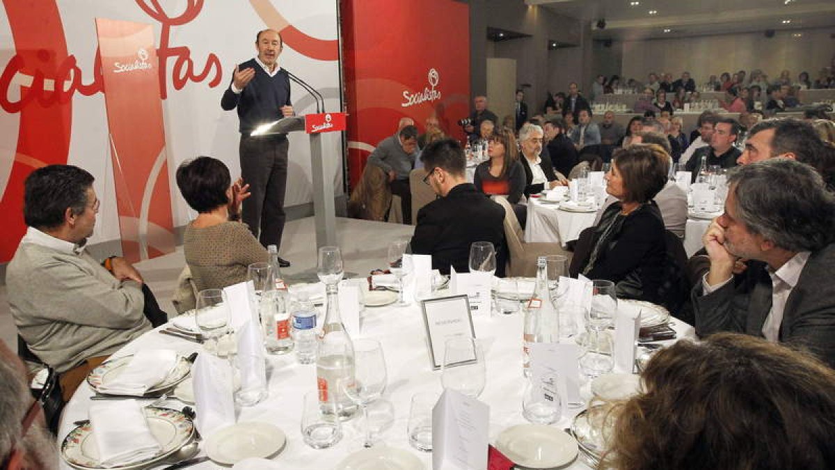 Rubalcaba durante su intervención al inicio de una comida de los socialistas cántabros.