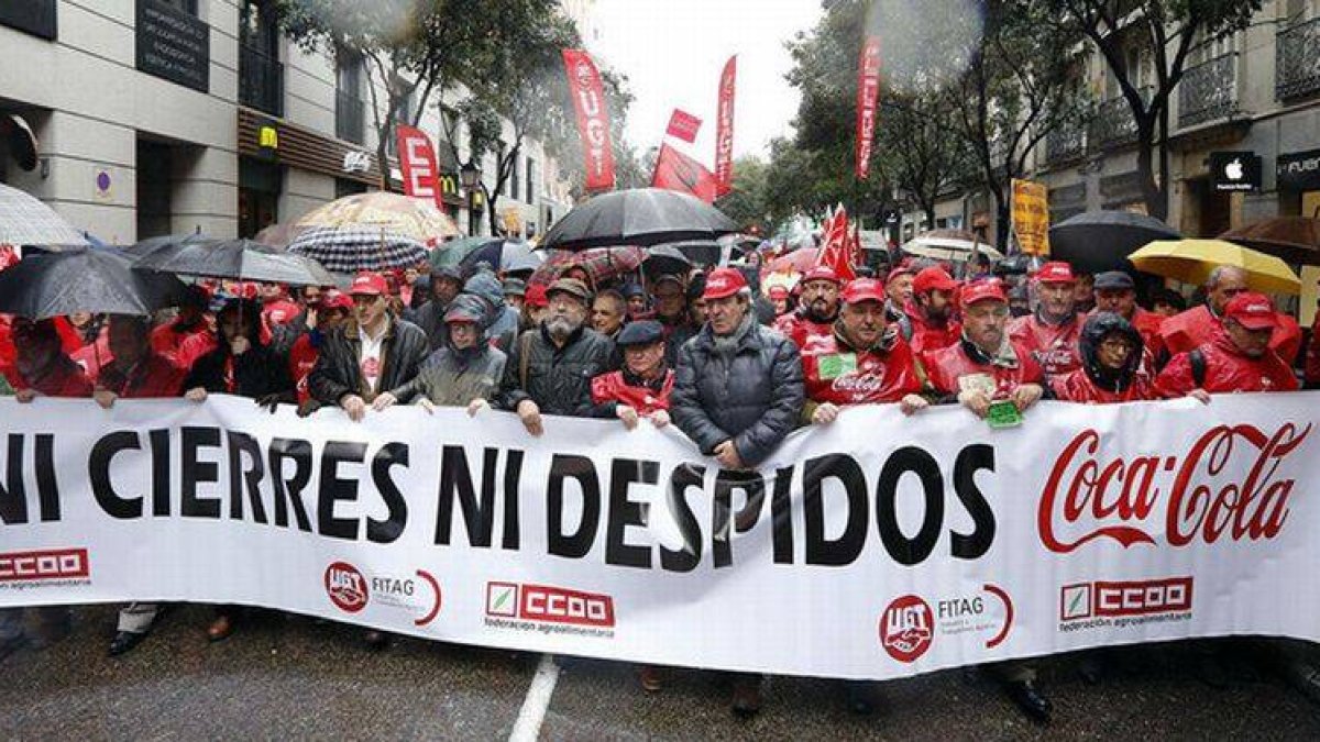 Manifestación contra el ERE de Coca-Cola, con los líderes de CCOO y UGT al frente, el pasado febrero en Madrid.