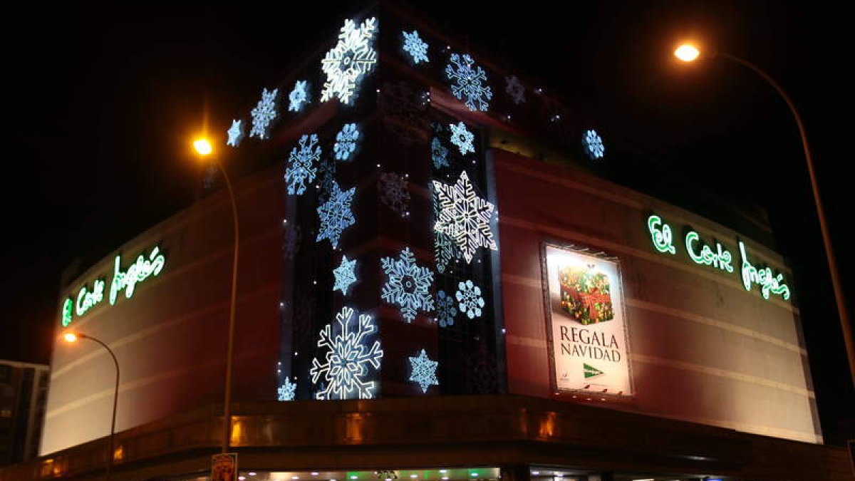 Momento en el que se produjo anoche el encendido de la iluminación navideña en la fachada de El Corte Inglés.