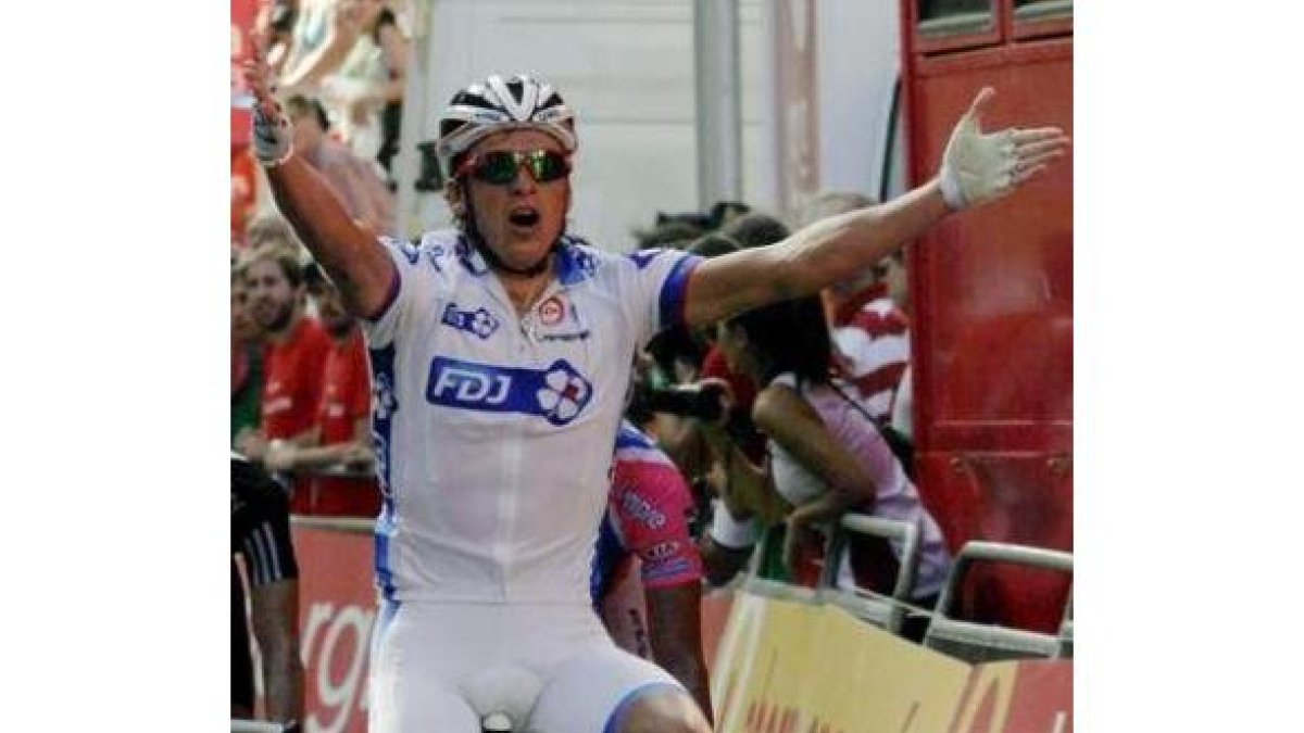 El bielorruso Yahueni Hutarovich celebra su victoria en la meta de Marbella.