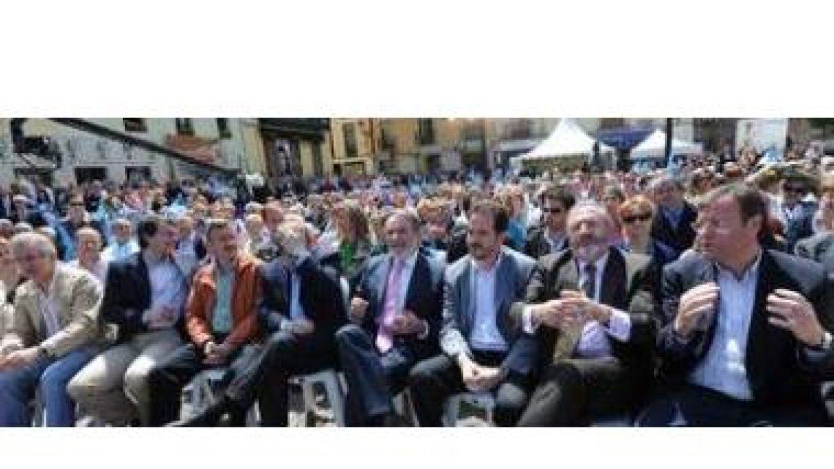 Cayón, Mañueco, Ortega Lara, Herrera, Mayor Oreja, Iturgaiz, Díaz de Mera y Silván, durante el mitin