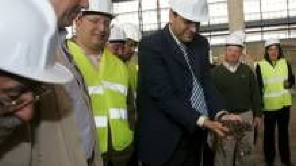 Carriedo muestra el compost a los alcaldes palentinos en su visita al CTR