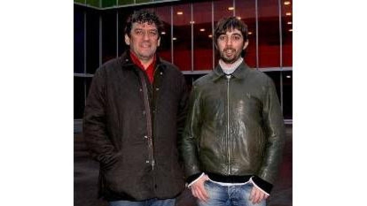 Carlos D. Cidón, junto a su hijo, Noé Domínguez