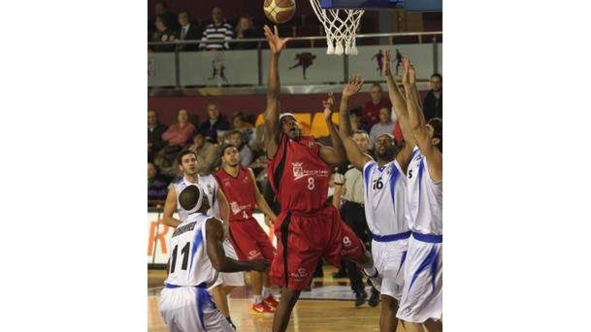 Seawright lanza a canasta anteMohammed, Manzano y Curtis. El americano pudo ayer con todos