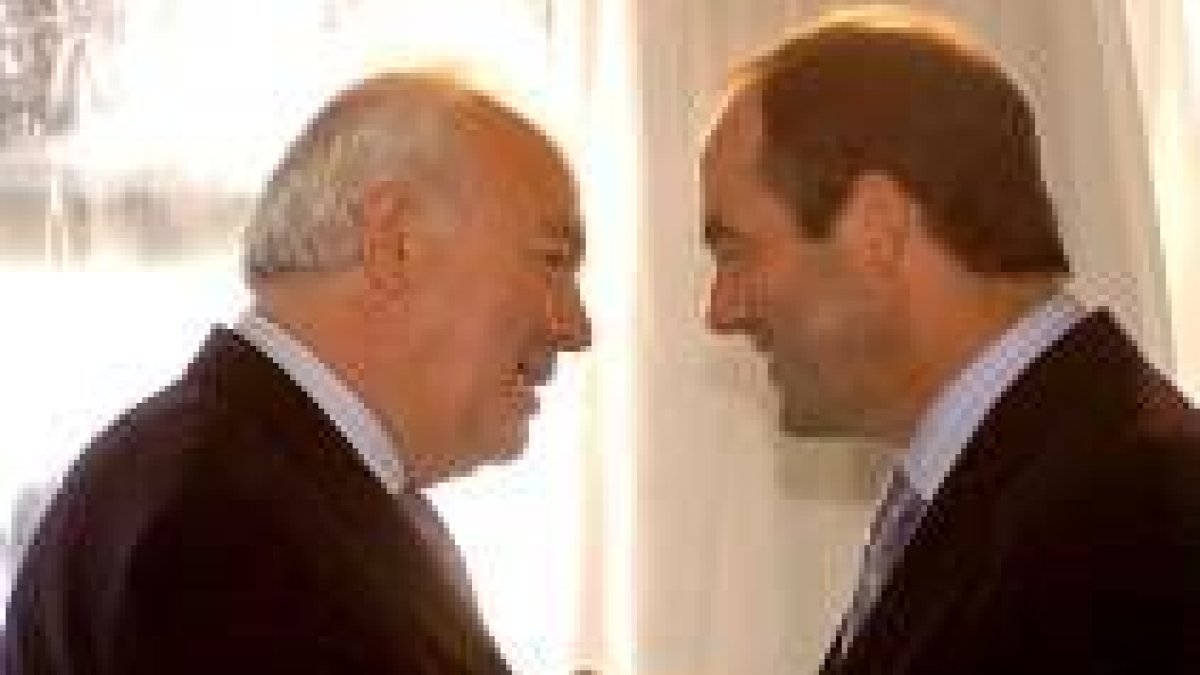 Moratinos y Bono conversan antes de la reunión que tuvo lugar ayer