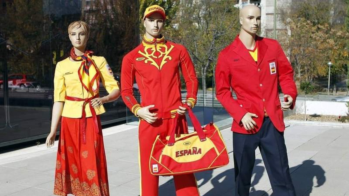 Los uniformes de la polémica han desatado feroces críticas.