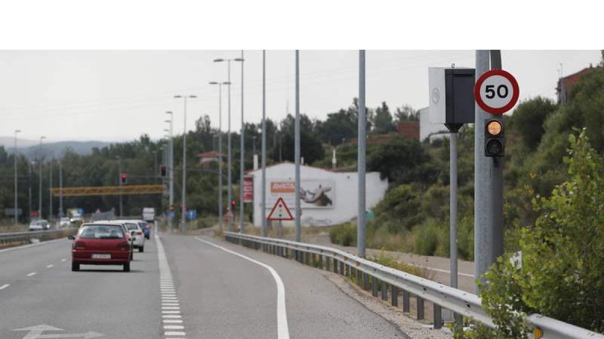 La limitación pasa de 80 a 50 por hora 400 metros más arriba del lugar en el que está ubicado el radar. JESÚS F. SALVADORES