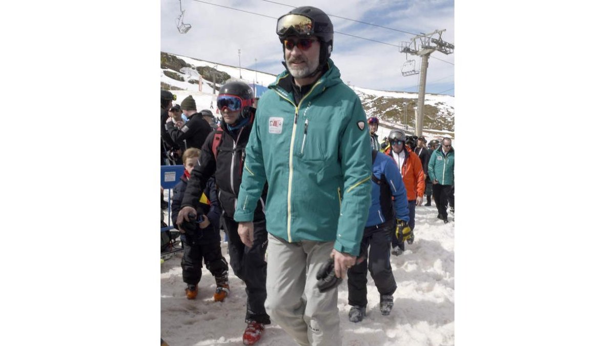 El rey, ayer, a su llegada a las pistas de Sierra Nevada. M. Á. MOLINA