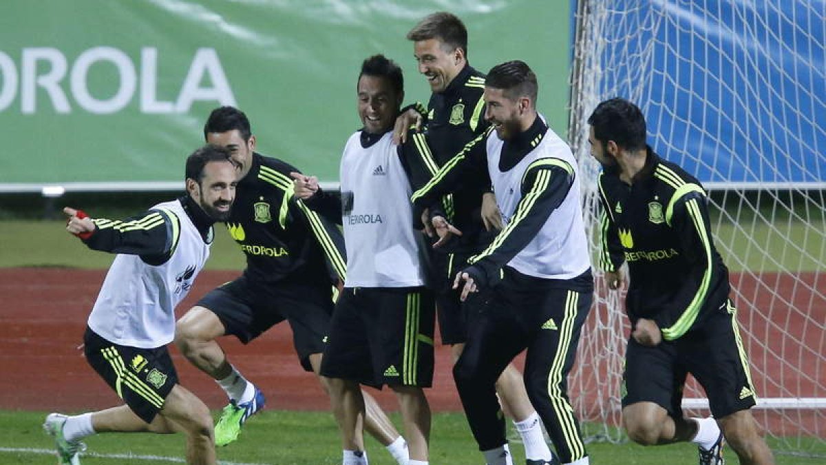 Los futbolistas de la selección se divierten durante el entrenamiento.
