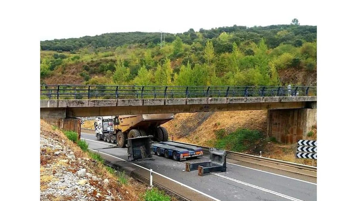 El camión impactó contra el puente sobre la N-120. DL