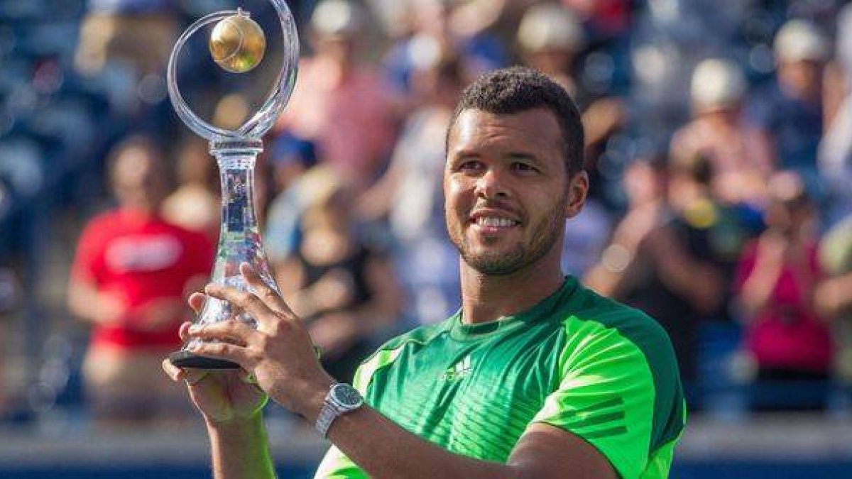 Jo-Wilfried Tsonga posa con el trofeo que acredita su victoria en el torneo de Toronto.