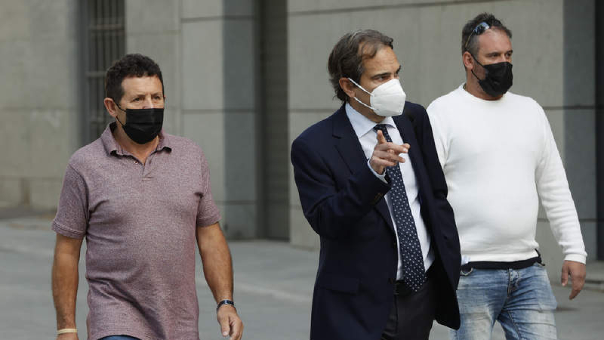 El patrón del ‘Villa de Pitanxo’, Juan Padín Costa y su sobrino. MARISCAL