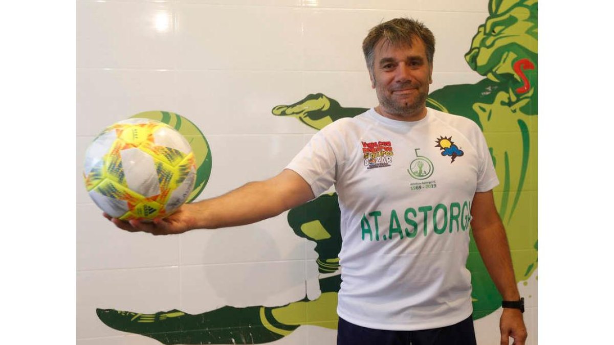 Miguel Ángel Miñambres afronta una temporada más al frente del Atlético Astorga. FERNANDO OTERO