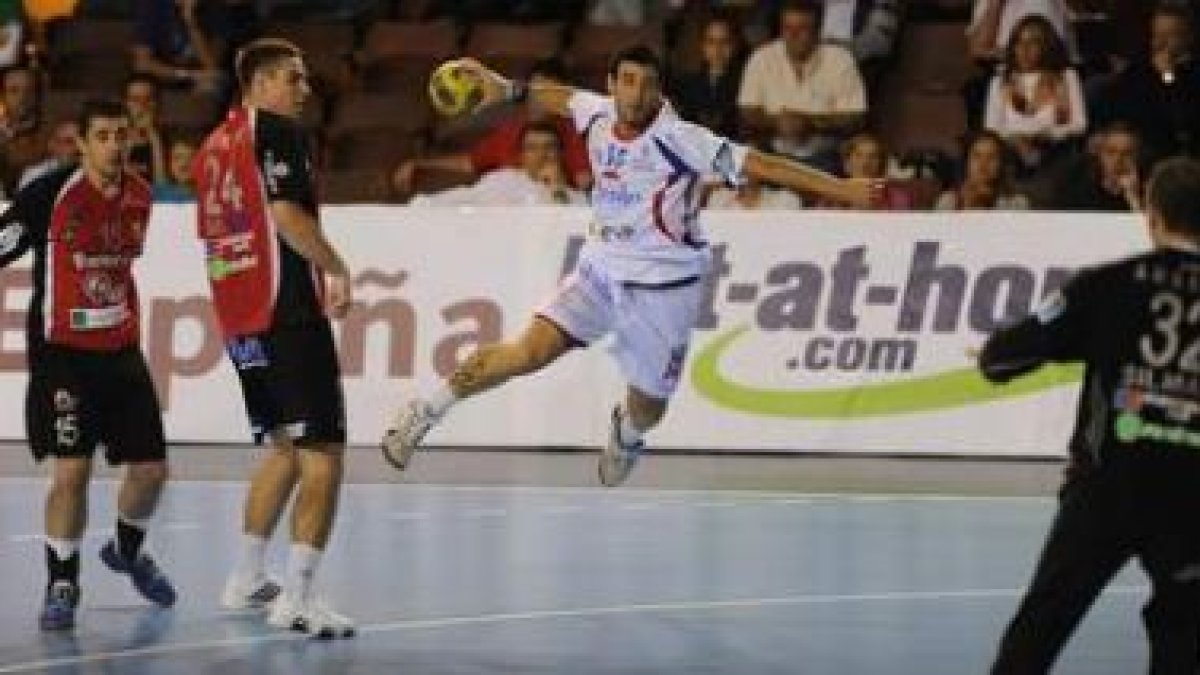 Ortigosa intenta un lanzamiento ante el meta del Vardar en Liga de Campeones.