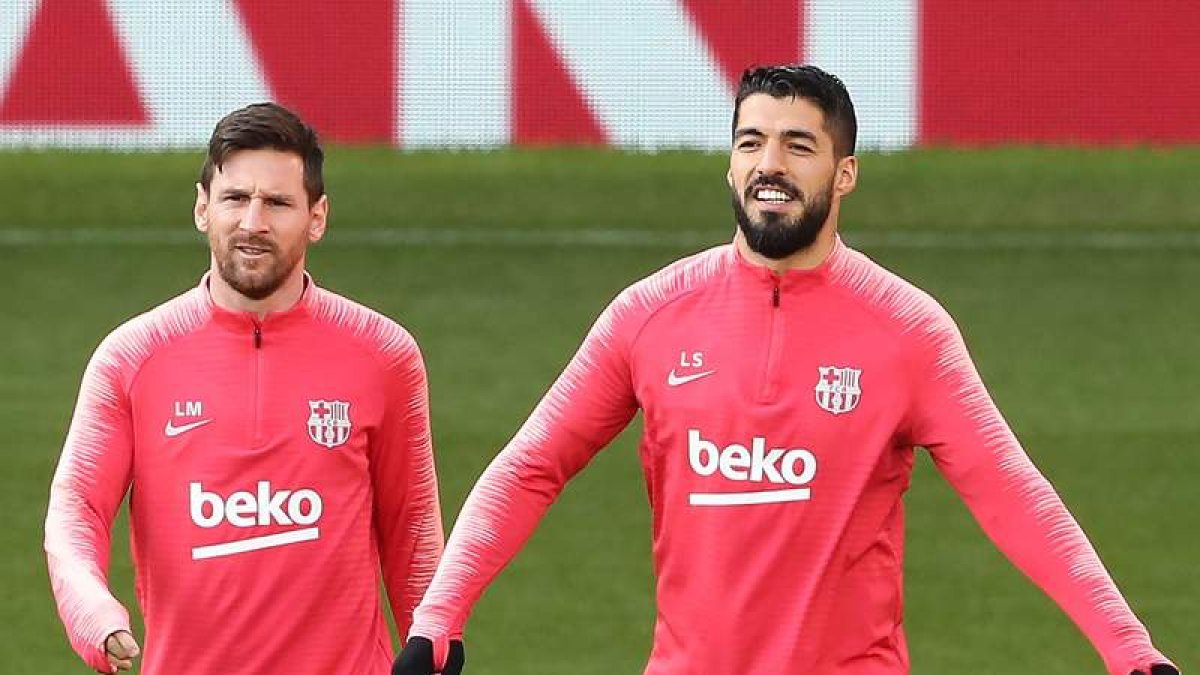 Messi y Luis Suárez, ayer en Old Trafford antes de empezar el entrenamiento. NIGEL RODDIS