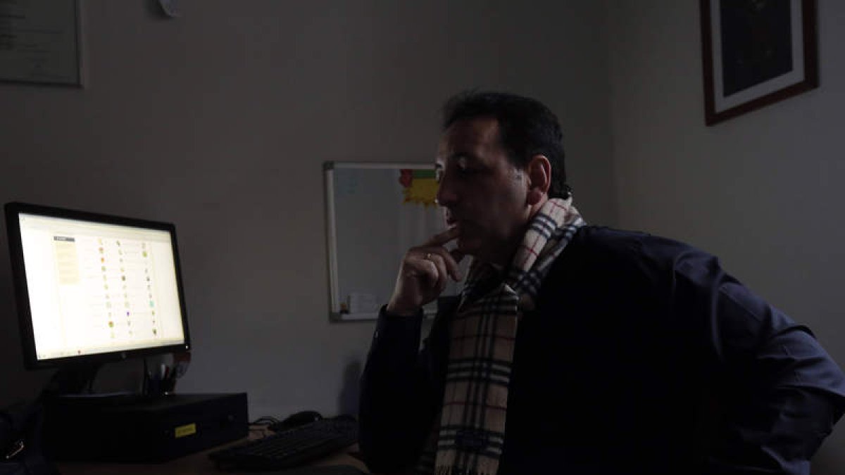 Carlos, uno de los negociadores de la Guardia Civil de León, en su despacho en la Comandancia. MARCIANO