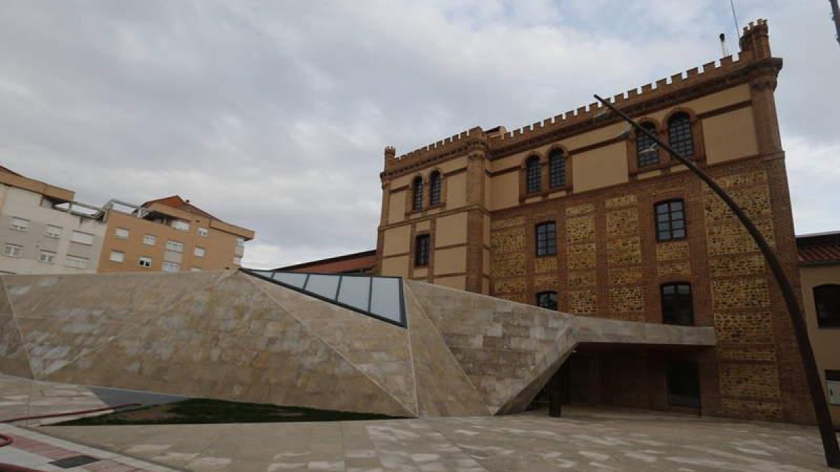 La reforma de la singular fábrica Araú fundada a mediados del siglo XIX por Adriano Alcorta incluye un espectacular auditorio semienterrado con 304 butacas.