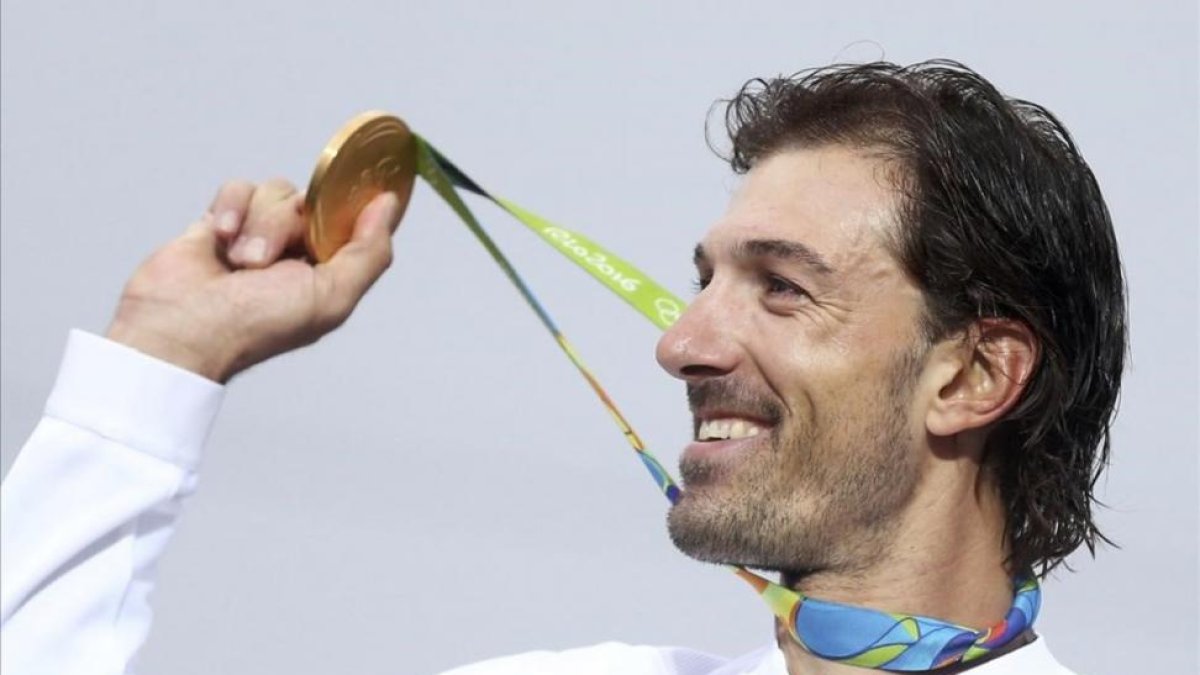 Fabian Cancellara muestra la medalla de oro.