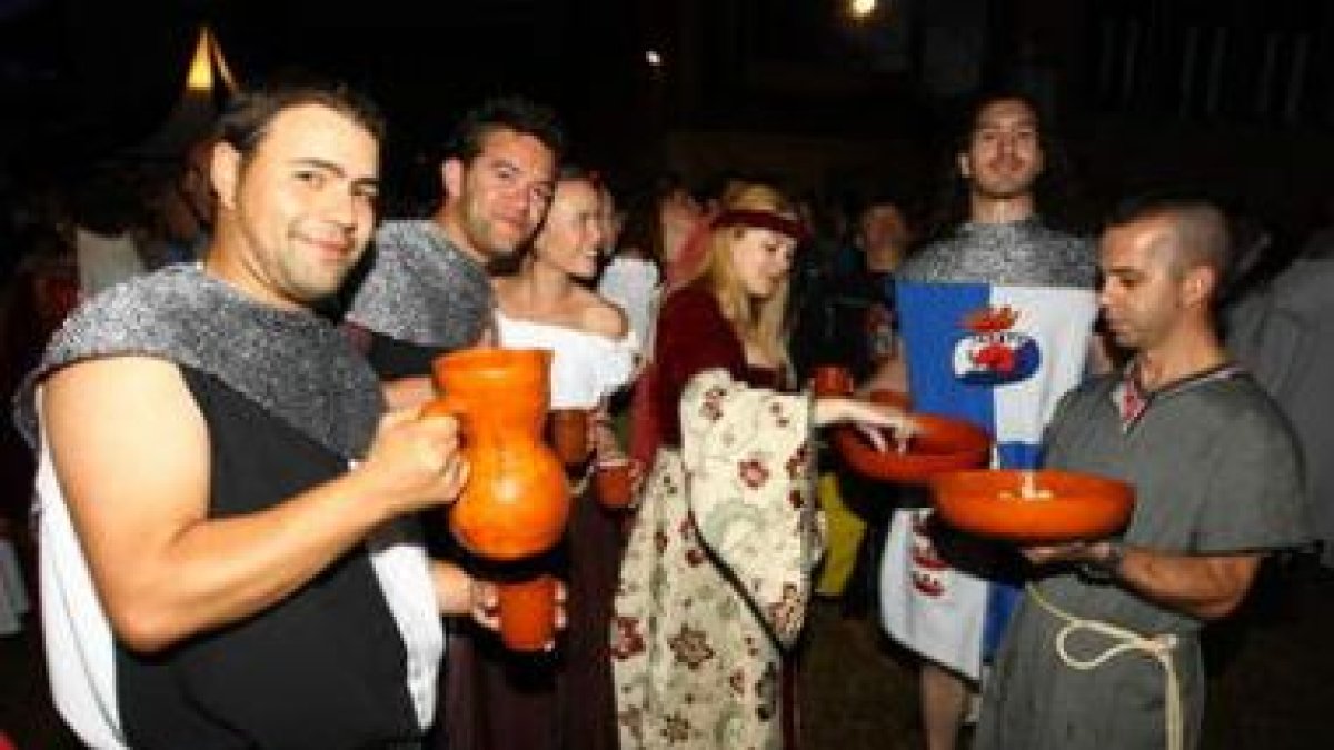 La cena dentro del castillo incluía potaje de garbanzos y codillo.